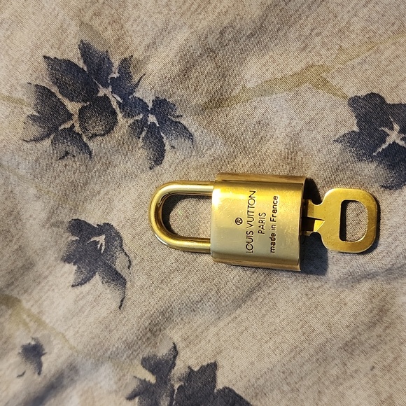 Louis Vuitton Lock Set 306 - Picture 3 of 5